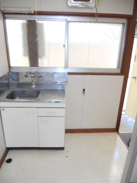 東急田園都市線 三軒茶屋駅 徒歩1分 2階建 築47年のキッチン写真