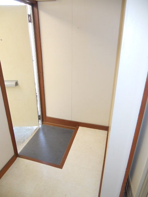 東急田園都市線 三軒茶屋駅 徒歩1分 2階建 築47年の玄関写真