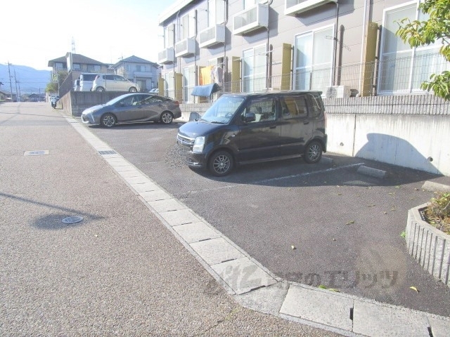 【大津市雄琴北のアパートの駐車場】