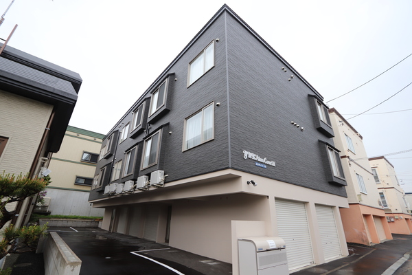 札幌市厚別区厚別東四条のアパートの建物外観