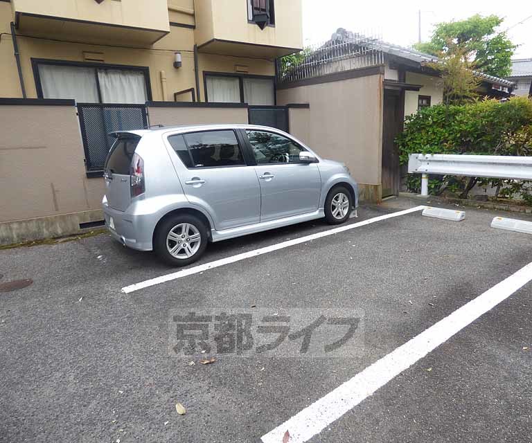 【京都市北区大宮南田尻町のアパートの駐車場】