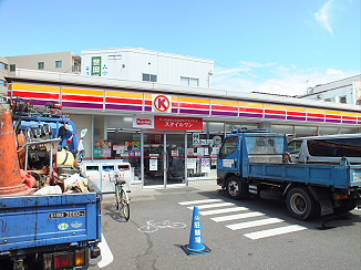 【世田谷区粕谷のアパートのコンビニ】