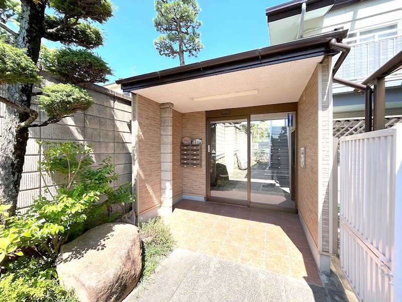 【コンフォール雲井の建物外観】