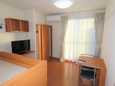 居室・リビング　カーテンやテーブル、テレビも備え付けです