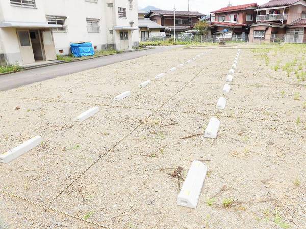 【ビレッジハウス古川1号棟の駐車場】