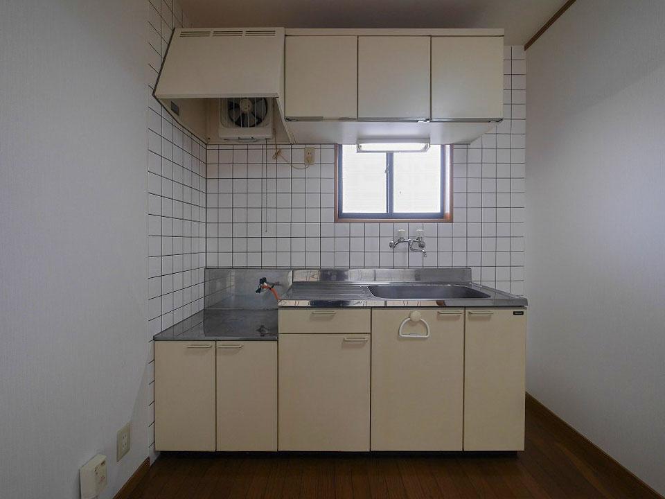 キッチン　キッチン周りはタイルが貼ってあり、お手入れ楽々♪