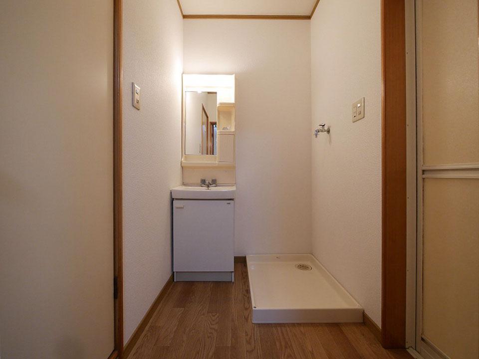 洗面設備　ちょっぴり広めの洗面脱衣室。身支度もはかどります♪