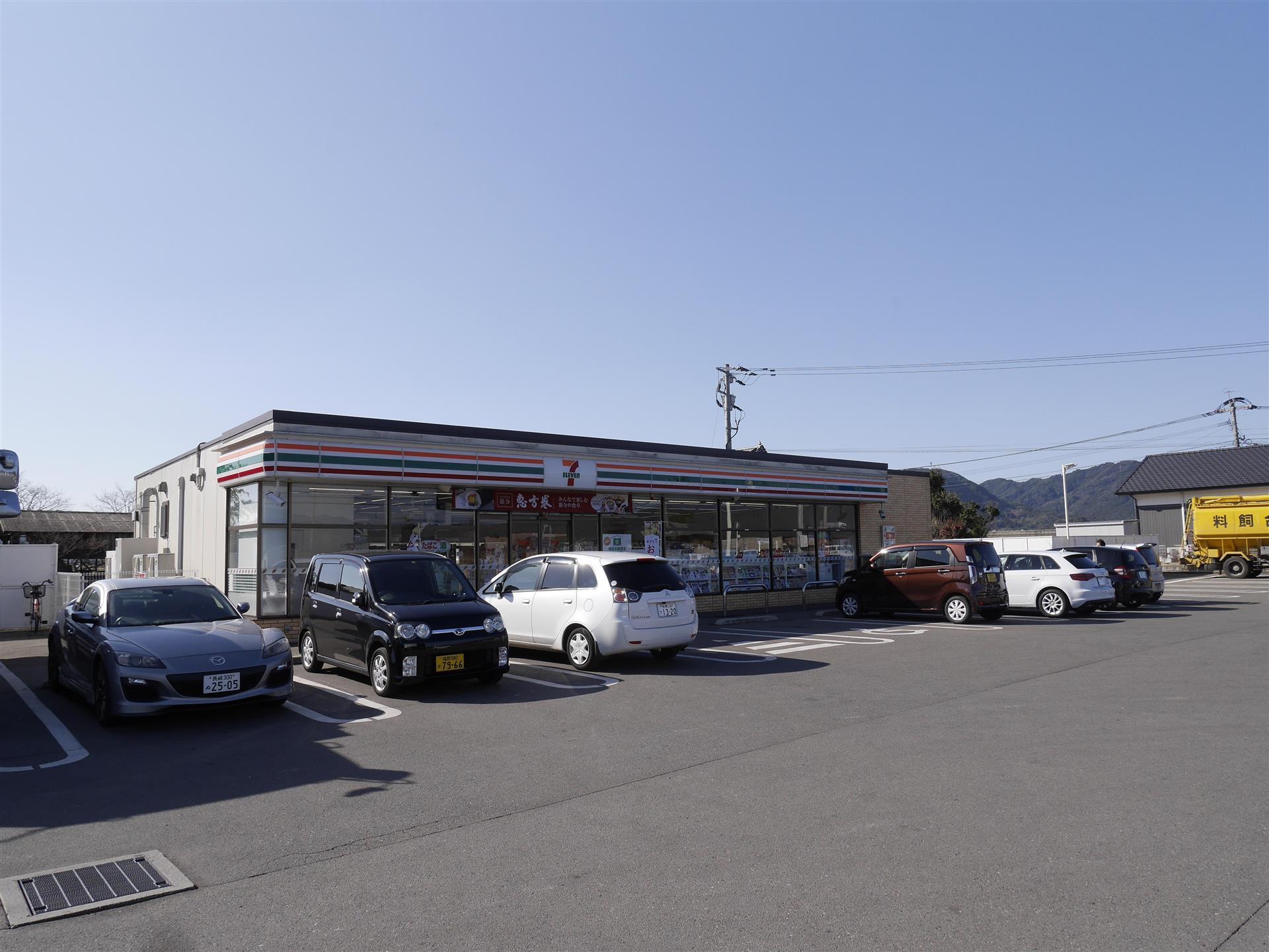 コンビニ　セブンイレブン（コンビニ）まで1700m