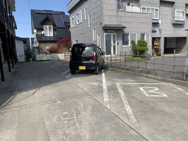 【メゾン里里の駐車場】