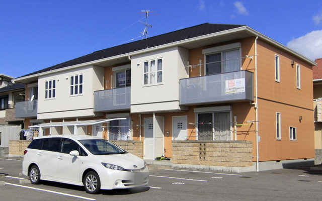 松山市馬木町のアパートの建物外観