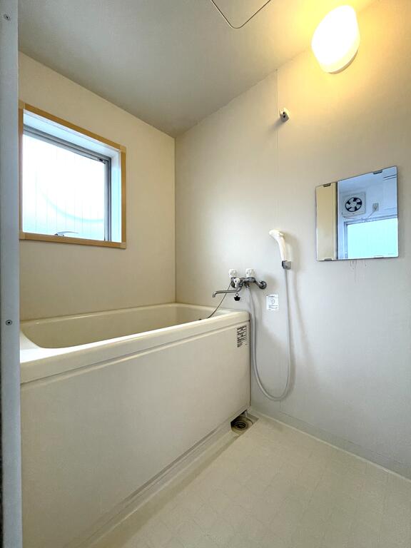 バス・シャワールーム　窓付きで明るく清潔感のあるお風呂