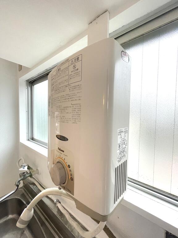 洗面設備　キッチンに湯沸器付き