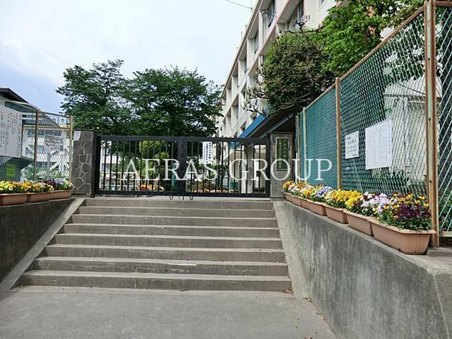 小学校　三鷹市立大沢台小学校（小学校）まで593m