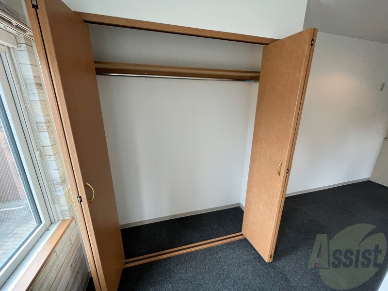 収納　こちらの収納にはハンガーをかけて服もしまえますね。