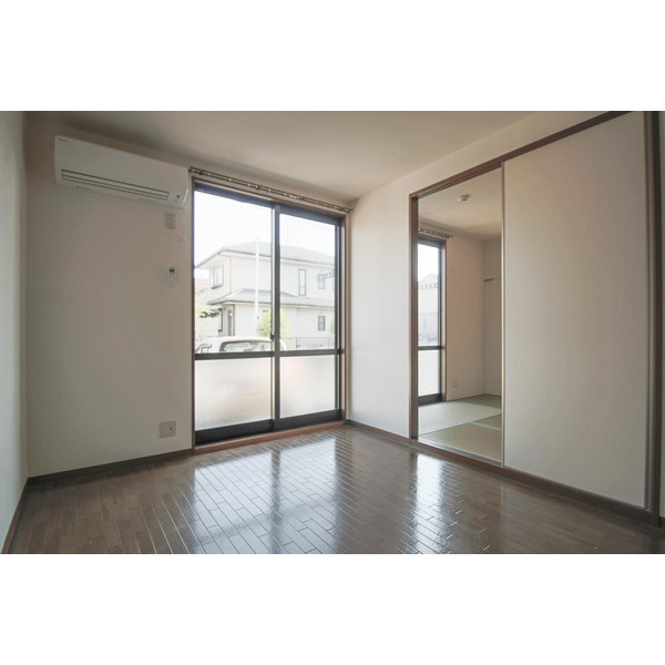 居室・リビング　同じ建物の別なお部屋