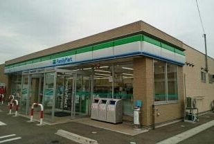 コンビニ　ファミリーマート新潟立仏店（コンビニ）まで800m