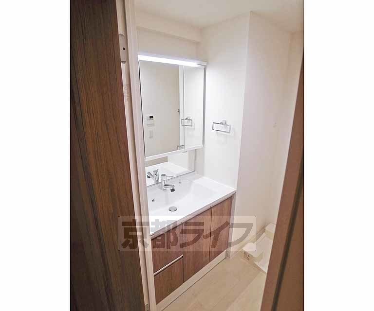 洗面設備　まぶしいぐらいです！