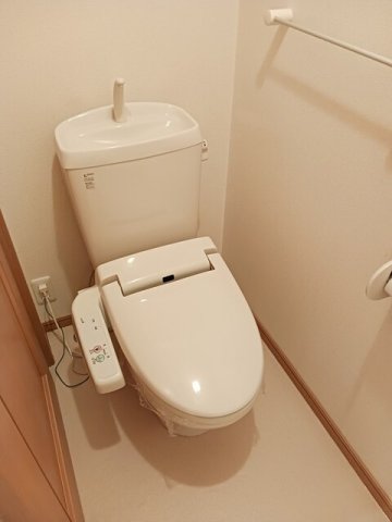 トイレ　落ち着いた色調のトイレです