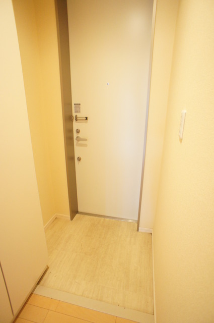 玄関　玄関周りもひろびろ！荷物もゆったり運び込めます♪