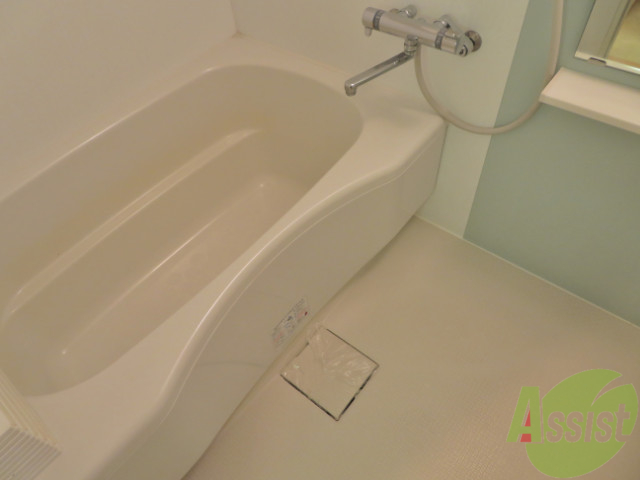 バス・シャワールーム　浴槽はかなり大きく疲れをとるのに最適。ゆっくり浸かりましょう