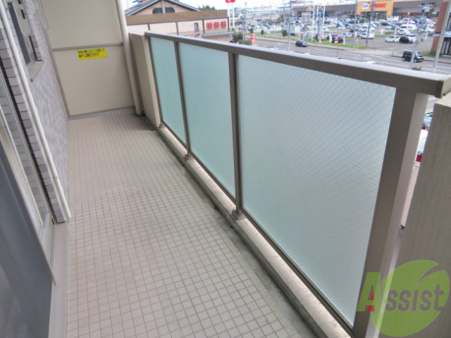 バルコニー　バルコニーは色のオシャレな仕様になっています。いいなー。