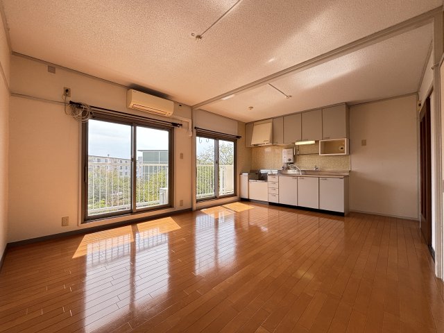 居室・リビング　広々としたリビングスペース