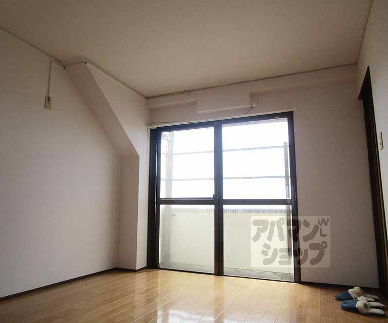 居室・リビング　４０１号室の写真です。