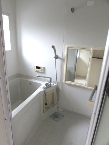 バス・シャワールーム　追い焚き機能浴室です。窓があります。　※写真は201