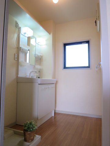 洗面設備　朝の身支度には欠かせない独立洗面化粧台　※写真は201