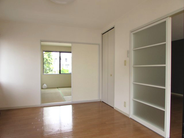 エントランス　シンプルで使いやすい玄関です　※写真は201