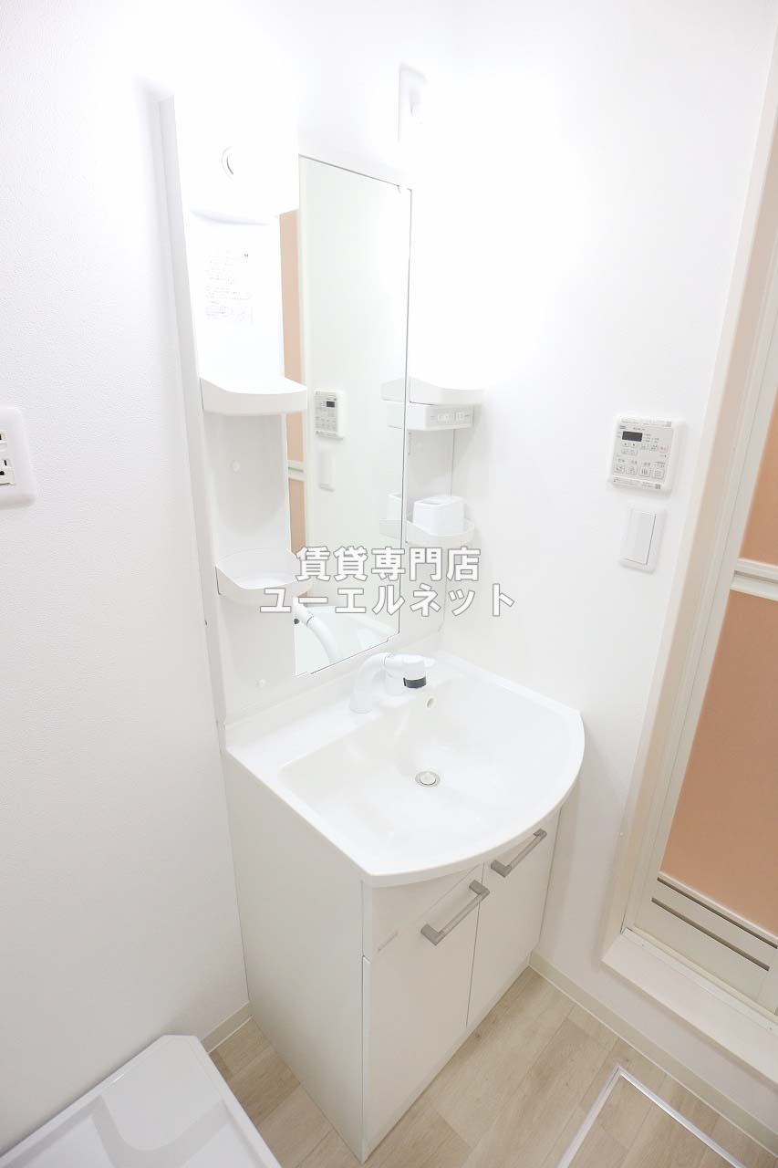 洗面設備　清潔感ある独立洗面台で毎日気持ちよく♪