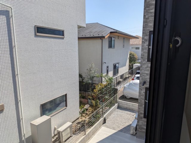 眺望　バルコニーから眺める、落ち着いた住宅街