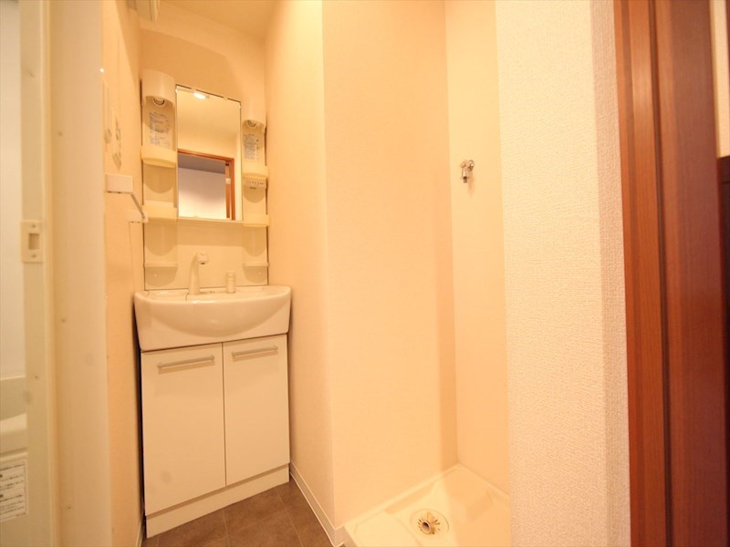 洗面設備　脱衣所　独立洗面台（シャンプードレッサー付）収納スペース有