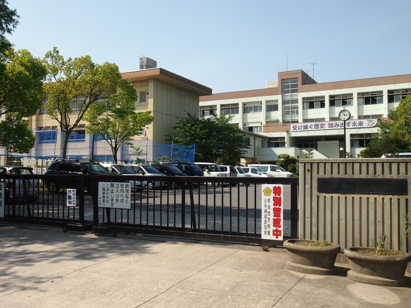中学校　二名中学校（中学校）まで1302m