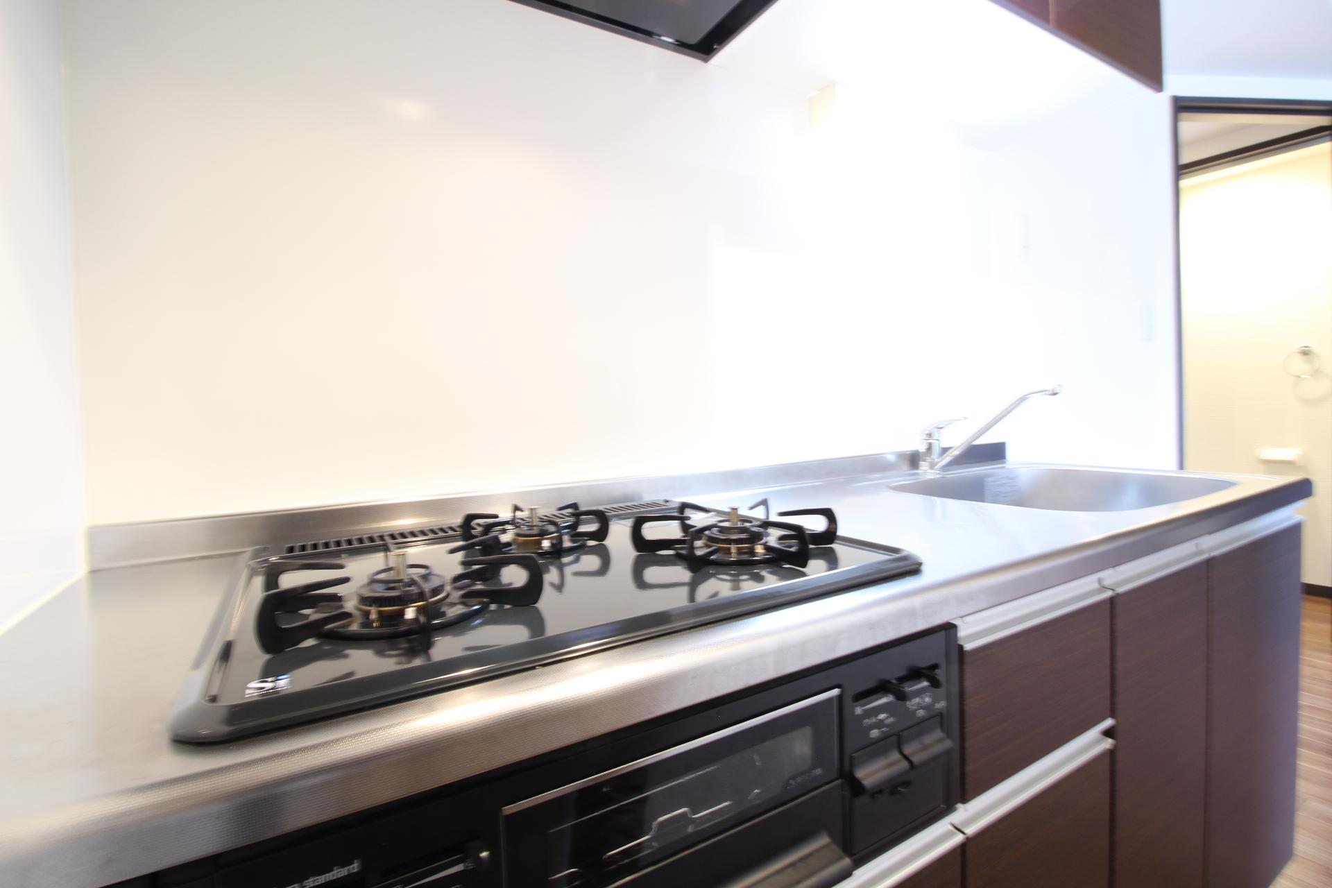 キッチン　料理好きには嬉しい3口ガスコンロと魚焼きグリル付き！