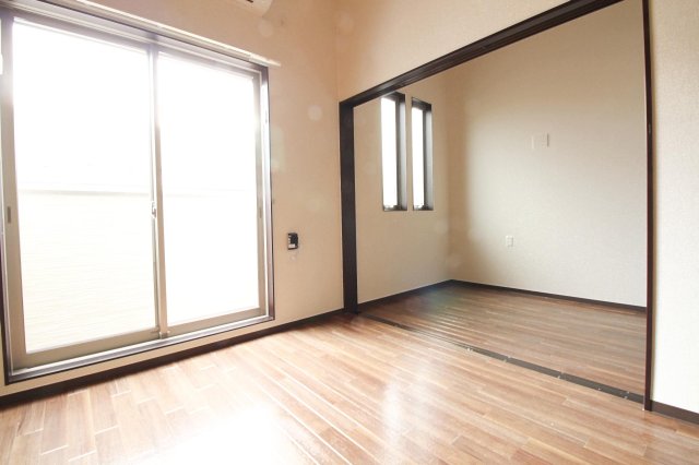 その他　とても明るく、エアコン完備！窓には室内物干しもあり便利！