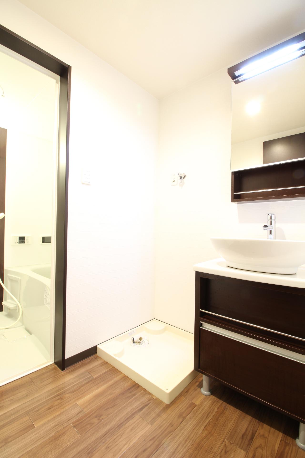 洗面設備　お洒落な独立洗面化粧台