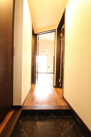 玄関　すっきり清潔な玄関には大きな収納もあり！