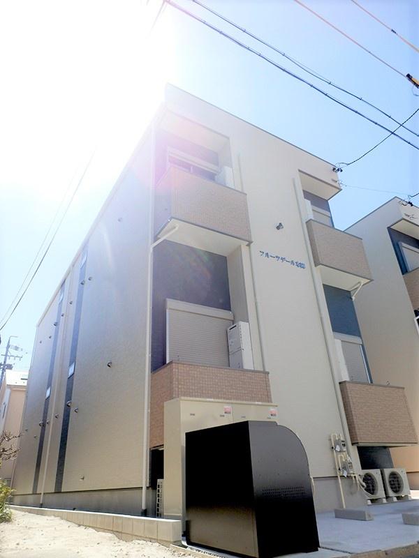 建物外観　駅徒歩４分！専用ゴミコンテナもあり便利