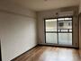 居室・リビング　南向き洋室6.2帖☆バルコニーに繋がるお部屋です！エアコン付