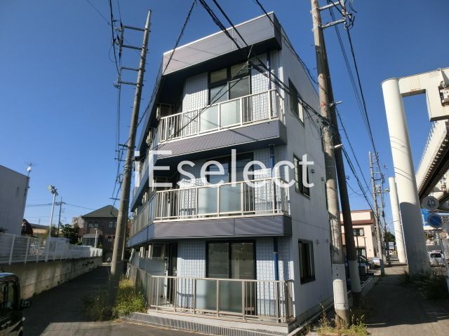 建物外観　青を基調とした鮮やかな外観
