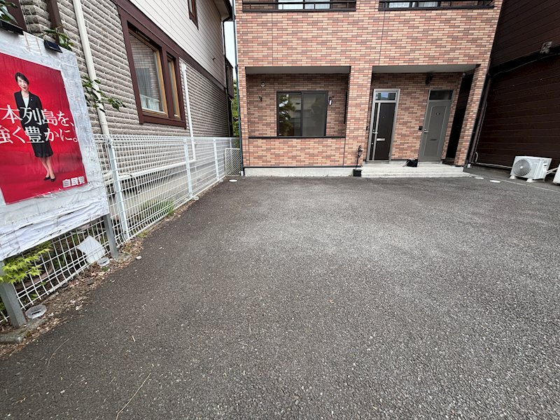 駐車場　お部屋の前に1台駐車場（有料）があります。