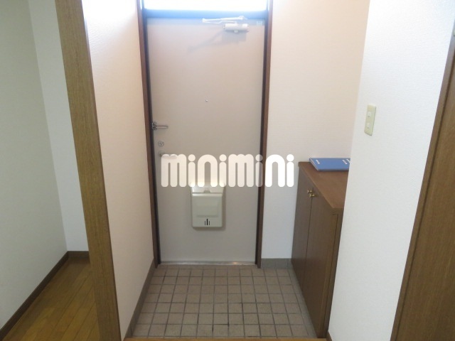 玄関　下駄箱付き