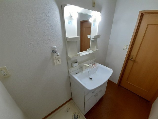 洗面設備　ゆったりとスペースのある洗面所