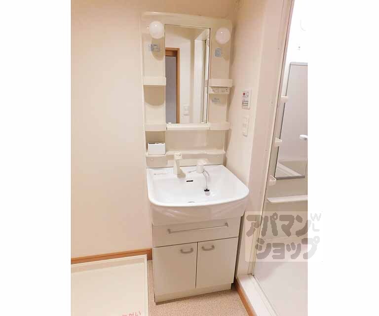 洗面設備　鏡つきの洗面台です
