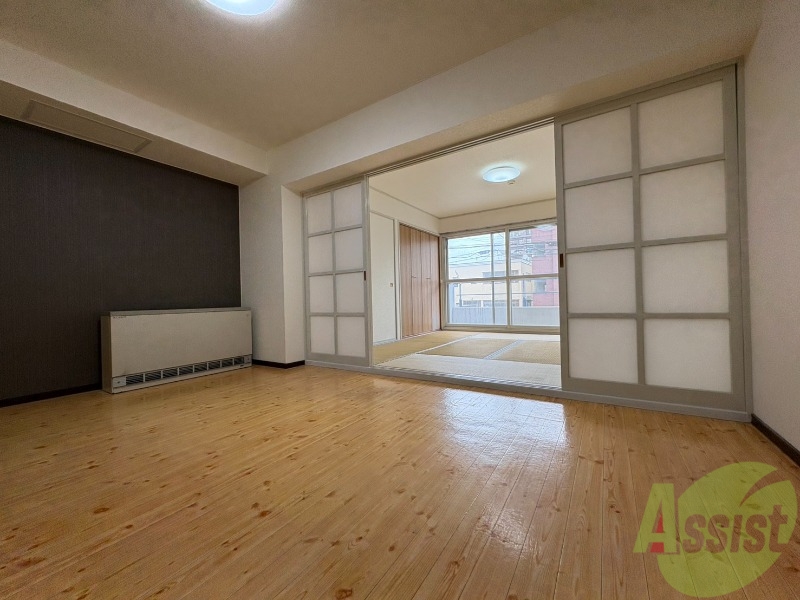 居室・リビング　日当たりが良くて心地よく過ごせそうなお部屋です。