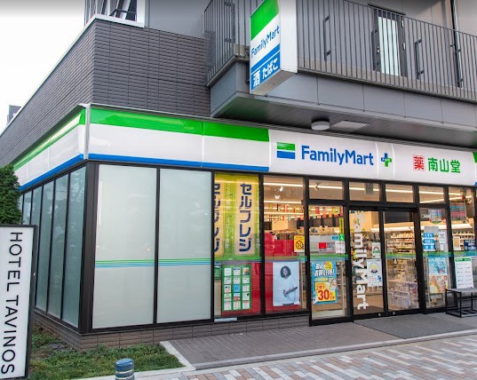 コンビニ　ファミリーマート南山堂竹芝駅前店（コンビニ）まで132m