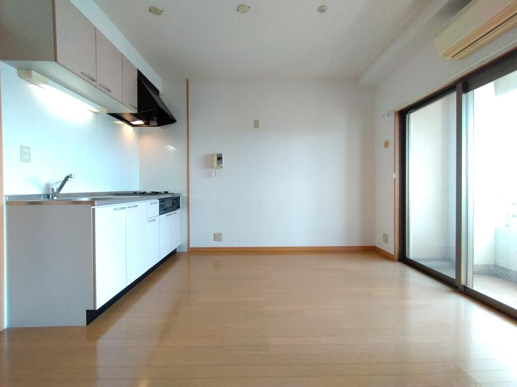 ニューシティアパートメンツ南小倉Iの居間写真