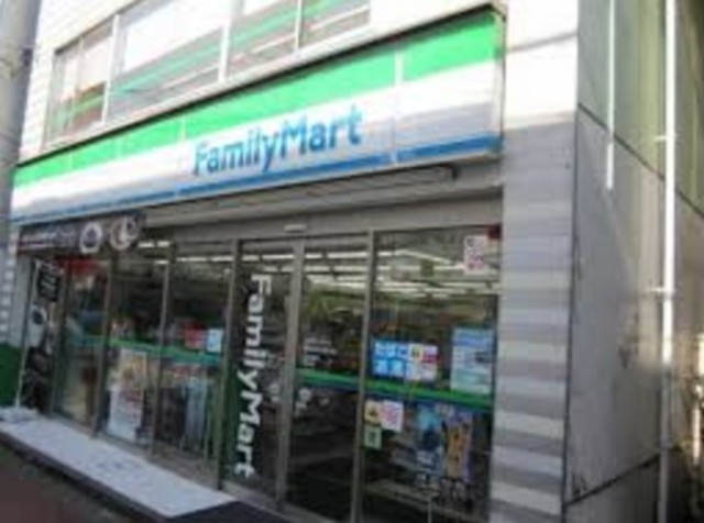 コンビニ　ファミリーマート世田谷日大通り店（コンビニ）まで822m