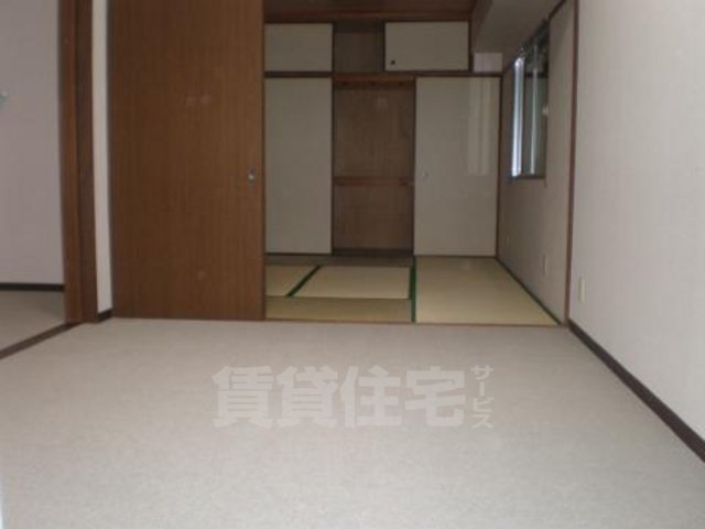 地下鉄東西線 御陵駅 徒歩2分 4階建 築37年の居間写真